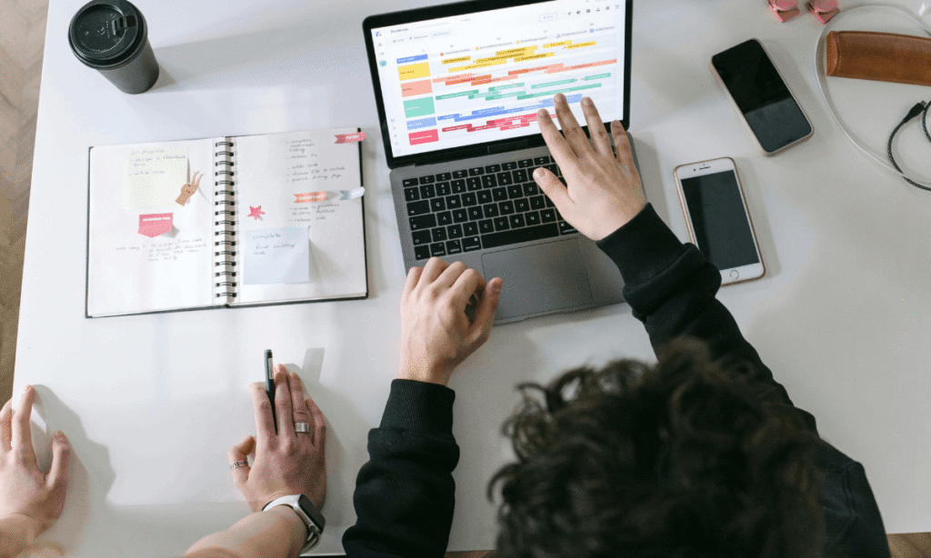 Kobieta pracująca przy komputerze jako specjalistka bezpieczeństwa informacji