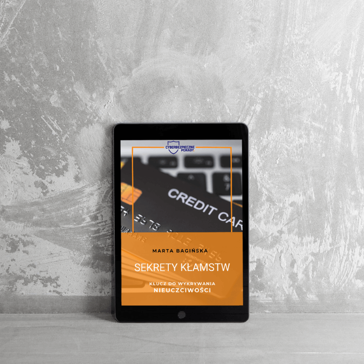 Mockup ebooka - Sekrety kłamstw. Na okładce ebooka widać fragment klawiatury laptopa i kartę kredytową.