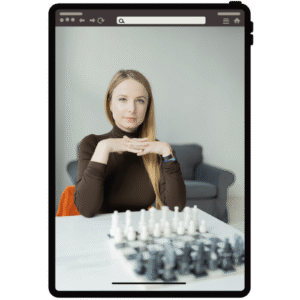 Na ekranie tableta widać Martę, gotową do rozegrania partii szachów.