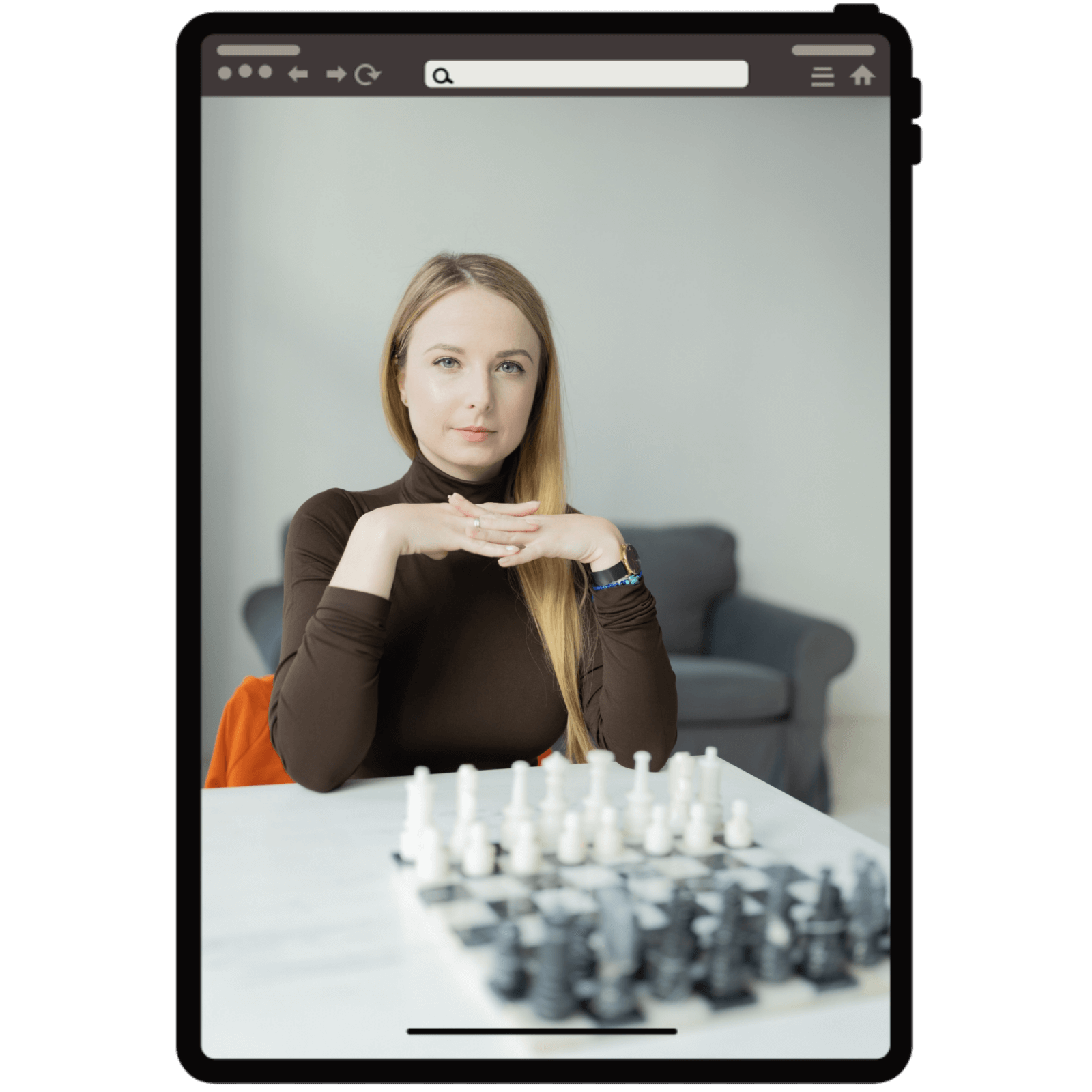 Na ekranie tableta widać Martę, gotową do rozegrania partii szachów.