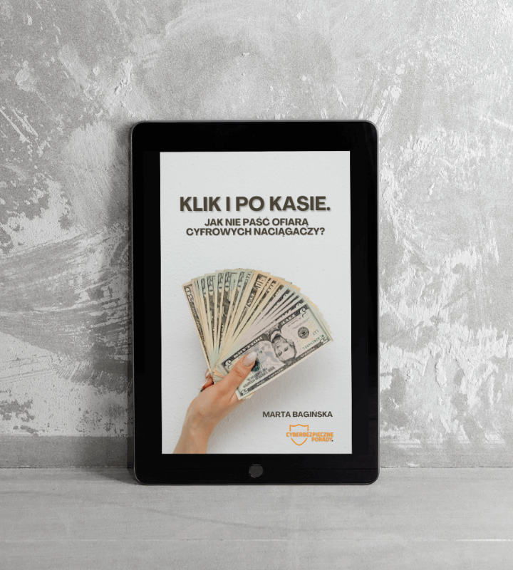 Mockup eboooka Klik i po kasie. Na okładce dłoń trzymająca plik pieniędzy rozłożonych niczym karty.