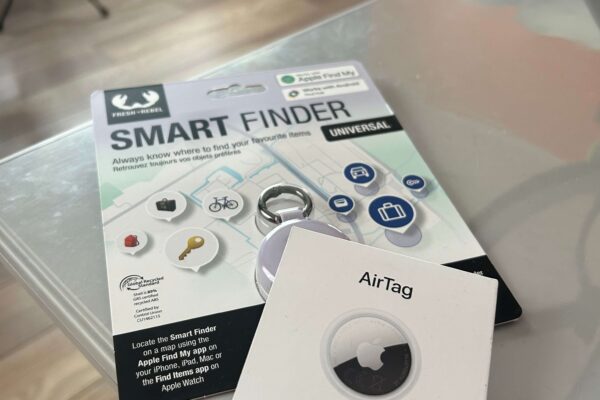Jaki lokalizator do walizki? Porównanie Smart Finder z Action i AirTag od Apple.